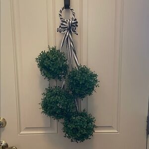 NWT Elegant Green Boxwood Door Hanger
